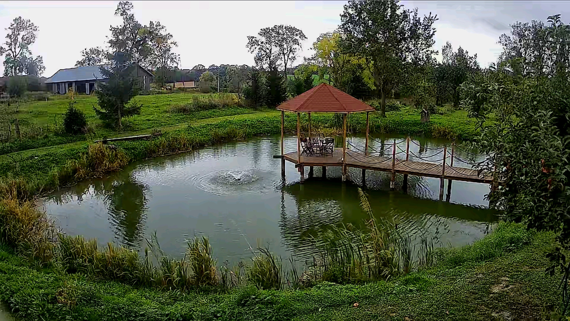 Staw z pomostem i altaną w Awajkach